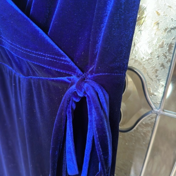 Torrid Royal Blue Asymmetrical Velvet Dress - Picture 4 of 10